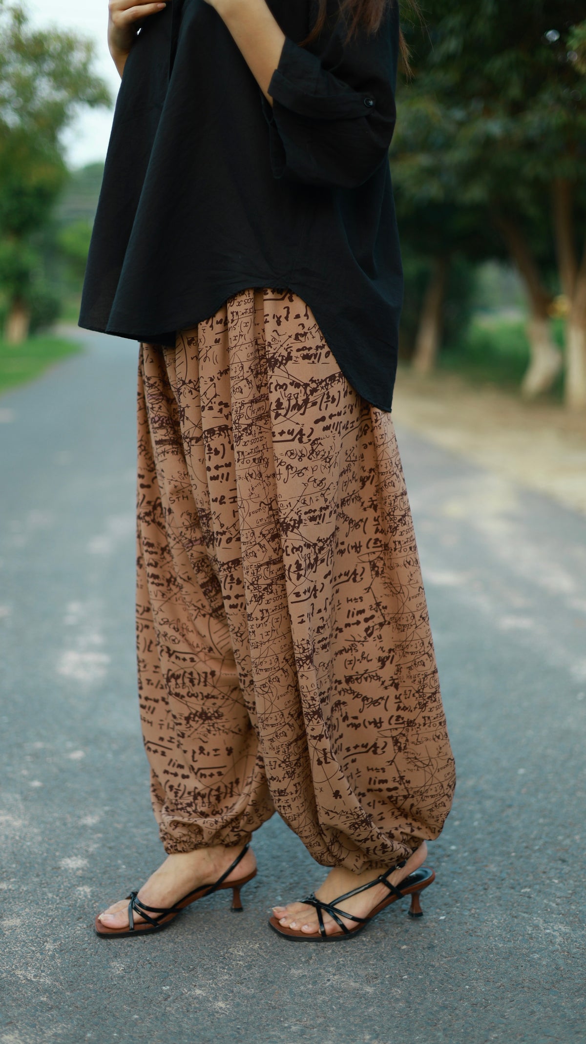 Tuck black shirt