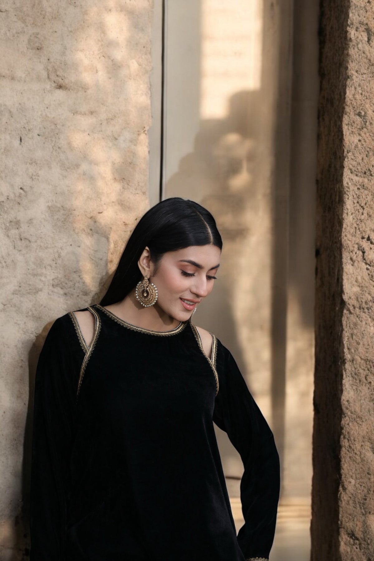 Black cold shoulder