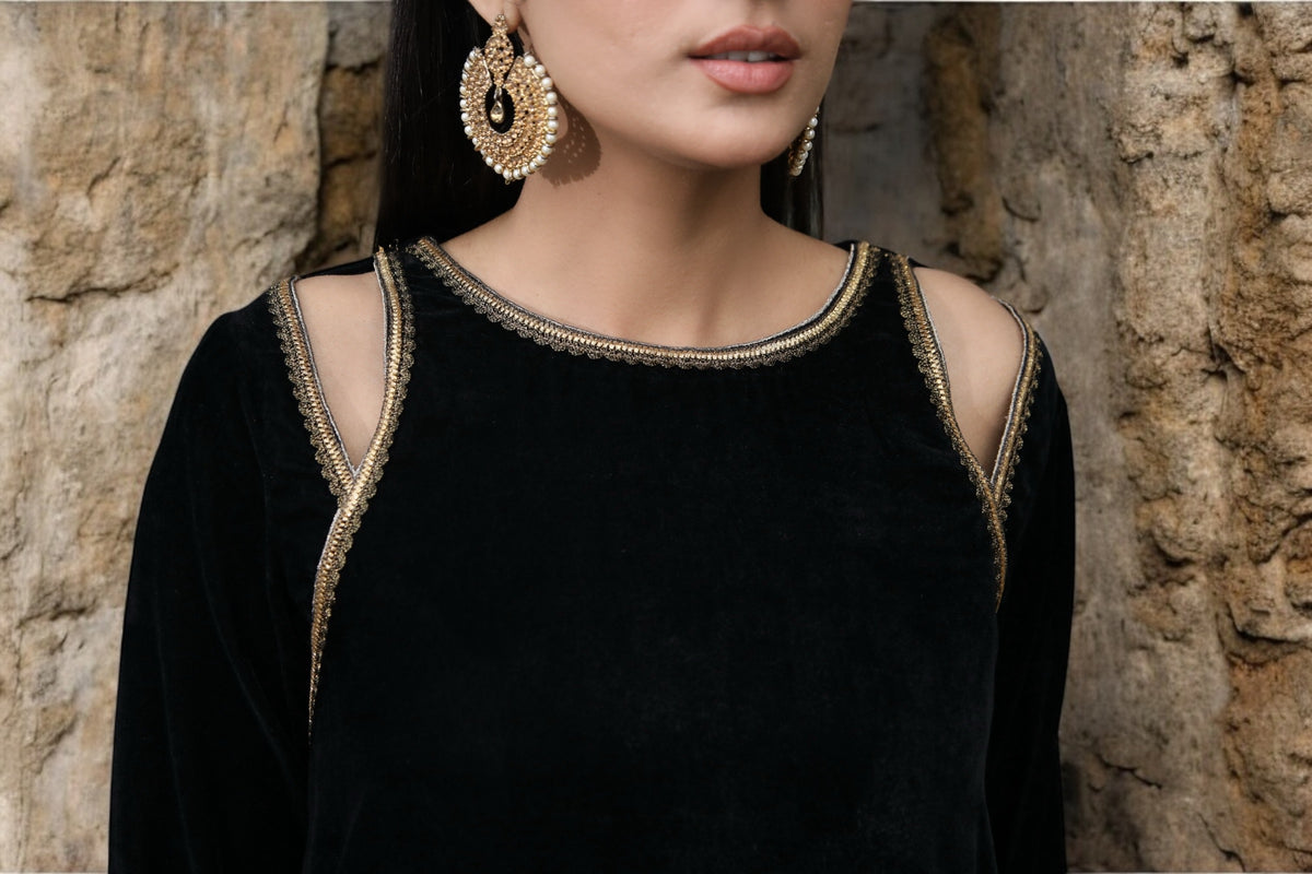 Black cold shoulder