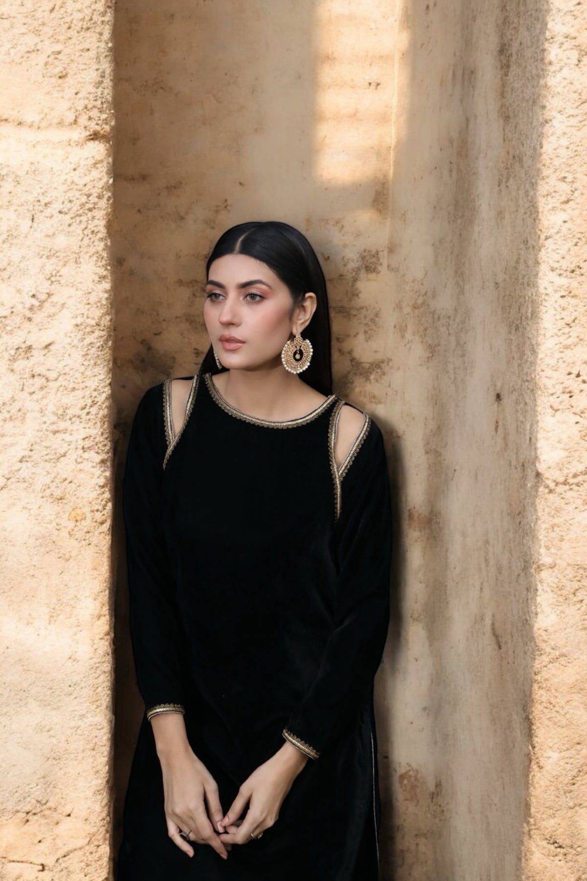 Black cold shoulder