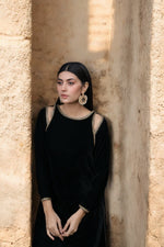 Black cold shoulder