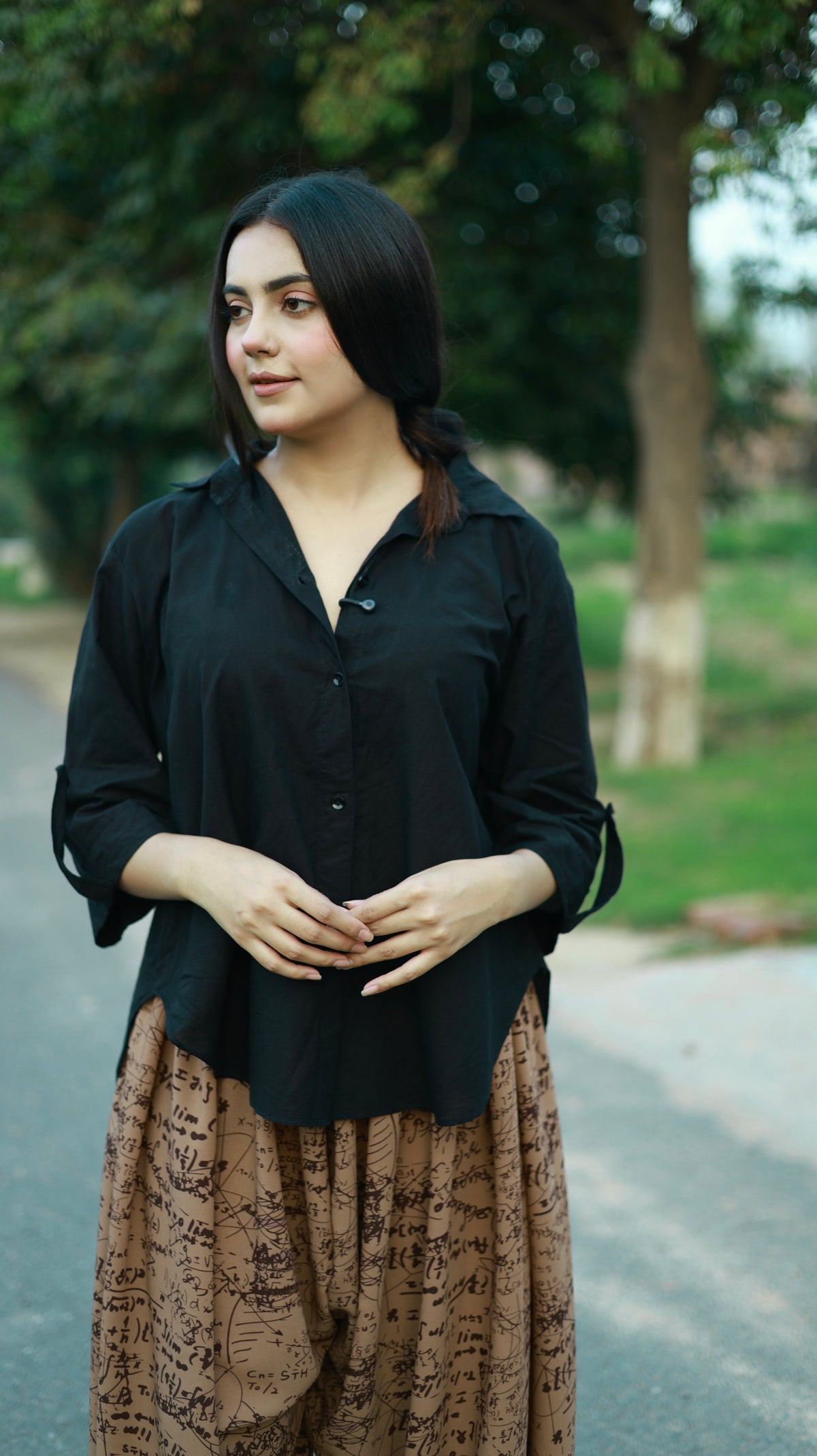 Tuck black shirt