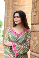 Chiffon parrot grid
