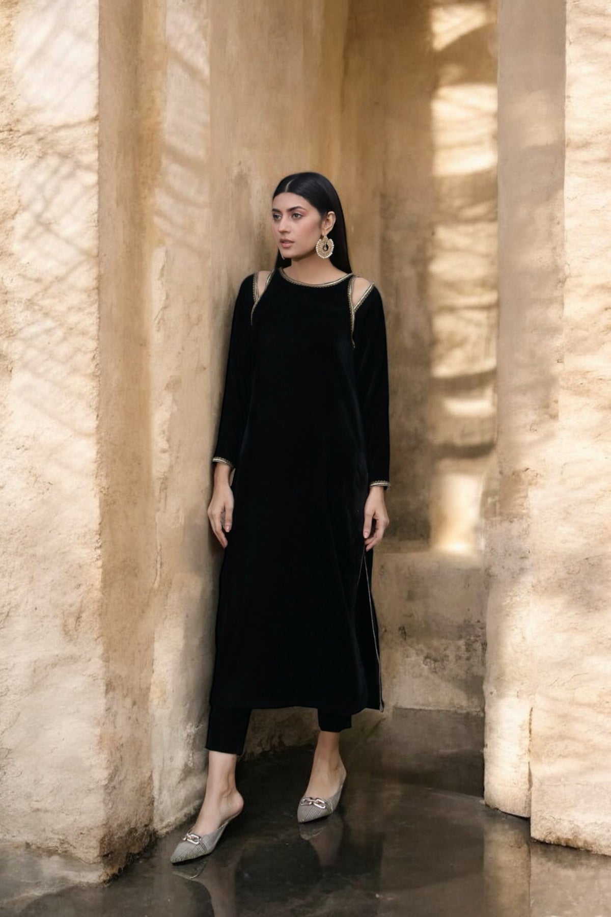 Black cold shoulder